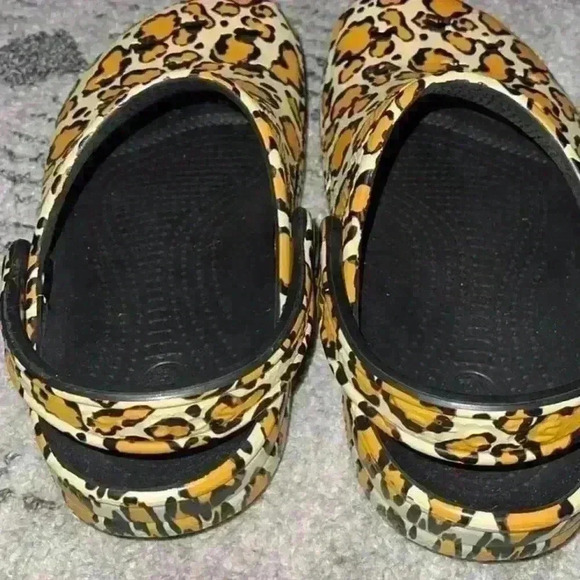 Disney Parks Crocs Womens Size 6 Mickey Leopard Print Slip On Animal Kingdom - Picture 3 of 4